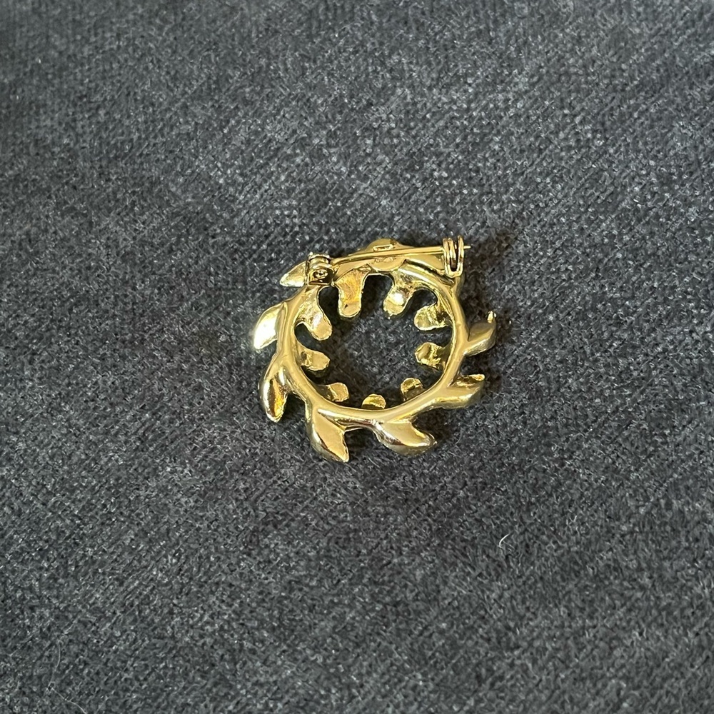 Elegant Gold Leaf Brooch with Pearls - Picture 2 of 3
